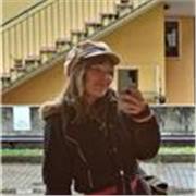 Non vedermi con un insegnante, ma come una compagna di studio in gamba con cui migliorare il tuo livello di inglese!