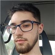 Soy un chico de 22 años atento, responsable y con experiencia enseñando y cuidando a niños.