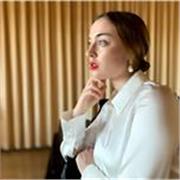 Profesora de canto y técnica vocal especializada en lírico. Clases online y presenciales
