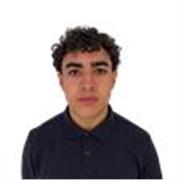 Estudiante cursando grado medio de informática da clases, divertidas y con mucho aprendizaje.