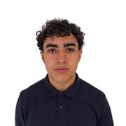 Estudiante cursando grado medio de informática da clases, divertidas y con mucho aprendizaje.