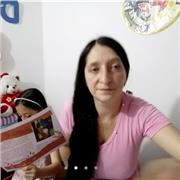 Profesora de inglés imparte clases a niños de todas las edades