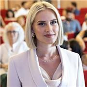 Docente di biologia impartisce lezioni di scienze e chimica per studenti di liceo e istituti professionali