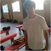 Me defino como una persona tranquila alegre  que tiene paciencia con la gente que le cuesta o que no sabe hacer las cosas.