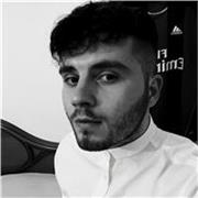 Ragazzo laureato in comunicazione e culture digitali insegna storia, italianio, letteratura , economia ed informatica