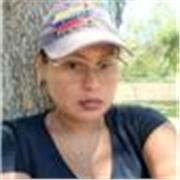 Profesora que da clase a niños de todas las edades