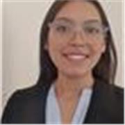 Maestra en proceso de titulación de biología con niños y adolescentes