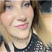Soy una chica sencilla, simpática, humilde, sincera, con ganas de aprender y con mucha motivación. Tengo 19 años, me encanta enseñar y los niños. Ahora mismo estoy estudiando la carrera de Educación primaria y estoy de prácticas en un colegio de Badajoz