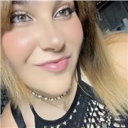 Soy una chica sencilla, simpática, humilde, sincera, con ganas de aprender y con mucha motivación. Tengo 19 años, me encanta enseñar y los niños. Ahora mismo estoy estudiando la carrera de Educación primaria y estoy de prácticas en un colegio de Badajoz