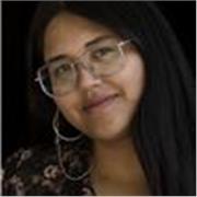 Profesora de artes visuales imparte clases a niños, adolescentes y adultos