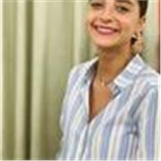 Professeure qui donne des cours de soutien scolaire en ligne 