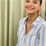 Professeure qui donne des cours de soutien scolaire en ligne