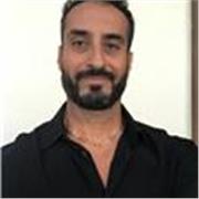 Laureato in Lingue e specializzato in Traduzione, offre lezioni di inglese per tutti i livelli, dalle elementari all’università