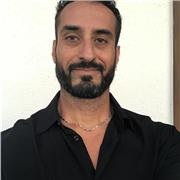 Laureato in Lingue e specializzato in Traduzione, offre lezioni di inglese per tutti i livelli, dalle elementari all’università