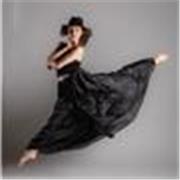 Ciao sono Alessia, danzatrice freelance. Offro lezioni di danza classica personalizzate tramite webcam