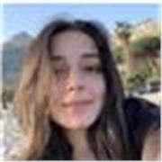 Studentessa universitaria impartisce lezioni per doposcuola