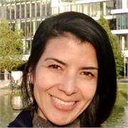 Soy profesora de piano con experiencia y me apasiona compartir mis conocimientos de forma dinámica y divertida.