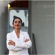 Hola! Mi nombre es Yolanda y soy profesora certificada de español para negocios, economista y fotógrafa. 