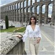 Profesora de todas las materias a nivel de primaria. Para alumnos de la ESO y Bachillerato, impartiría las materias de biología.