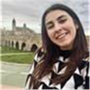 Profesora en una academia de español para extranjeros en Salamanca, graduada en idiomas y bilingüe italiana. 