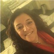 Insegnante di economia aziendale, diritto del lavoro e tributario impartisce lezioni a studenti delle superiori e universitari