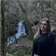 Titulada en Bachiller y a punto de comenzar la carrera de Filología Gallega.