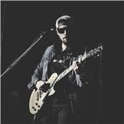 Profesor de musica imparte clases a todas las edades