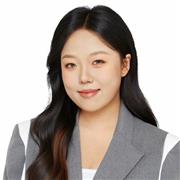 Creative mentor and design student at the Royal College of Art offering inspiring online Art & Design lessons for young creatives & portfolio review