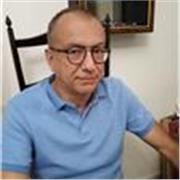 Insegnante scuola superiore impartisce lezioni di economia ed estimo