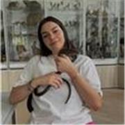 Étudiante vétérinaire donne cours de sciences biologiques en ligne
