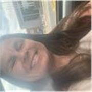 Maestra de educación primaria ofrece apoyo escolar para alfabetización de niños de primer ciclo