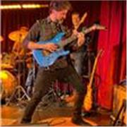 Profesor de Guitarra Eléctrica y Acústica con 20 años de experiencia. trayectoria nacional e internacional