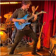 Profesor de Guitarra Eléctrica y Acústica con 20 años de experiencia. trayectoria nacional e internacional