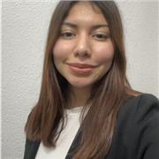 Profesora de matemáticas ofrece clases a niños de primaria.