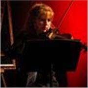 Disponibile come insegnante di musica ( cultura generale, o violino e piano) Laureata in musica. Master assistente infanzia