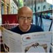 Sou italiano com 27 anos de Brasil. Formado em Letras Inglês-Português com mestrado em Gramática da Língua Italiana. Também sou músico profissional e tradutor