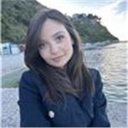 Ciao, io sono Carolina e sarei molto contenta di poterti aiutare con i tuoi compiti. Sono ad Ancona e mi piace molto l’italiano. 