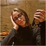 Profesora de matemáticas centrada en alumnos de primaria 