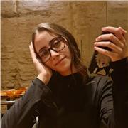 Profesora de matemáticas centrada en alumnos de primaria