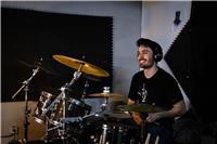 Licenciado en Musicología y con 12 años de experiencia como baterista imparte clases de batería