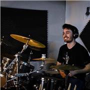 Graduado en musicología (especializado en percusión) ofrece clases de música