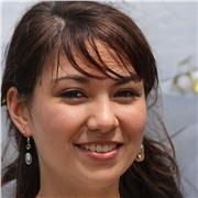 Private Yogalehrerin mit Schwerpunkt auf ganzheitlicher Praxis, einschließlich Körperhaltungen (Asanas), Atmung (Pranayama) und Meditation.