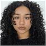 Profesora enfocada en clases de inglés virtuales para alumnos de todos los niveles, con recursos lúdicos y empatía aplicada