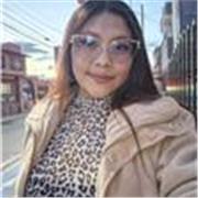 Profesora de apoyo con la historia del arte y la aplicación de ella