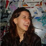 Chica enérgica, con mucho conocimiento en economía y amante de los niños.