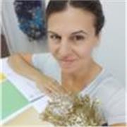 Profesor de arte imparte clases a niños y adultos de todas las edades