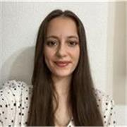 Profesora joven con recursos interactivos y creatividad para fomentar el aprendizaje de los niños