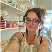 Auxiliar de enfermería y opositora. Me dirijo a un público infantil y joven. Tengo experiencia en socio sanitario. 