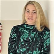 Profesora de monitor fitness enfocada en entrenamiento femenino.