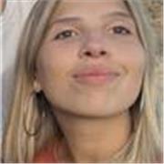 Estudiante universitaria de ingeniería con tacto para enseñar a niños